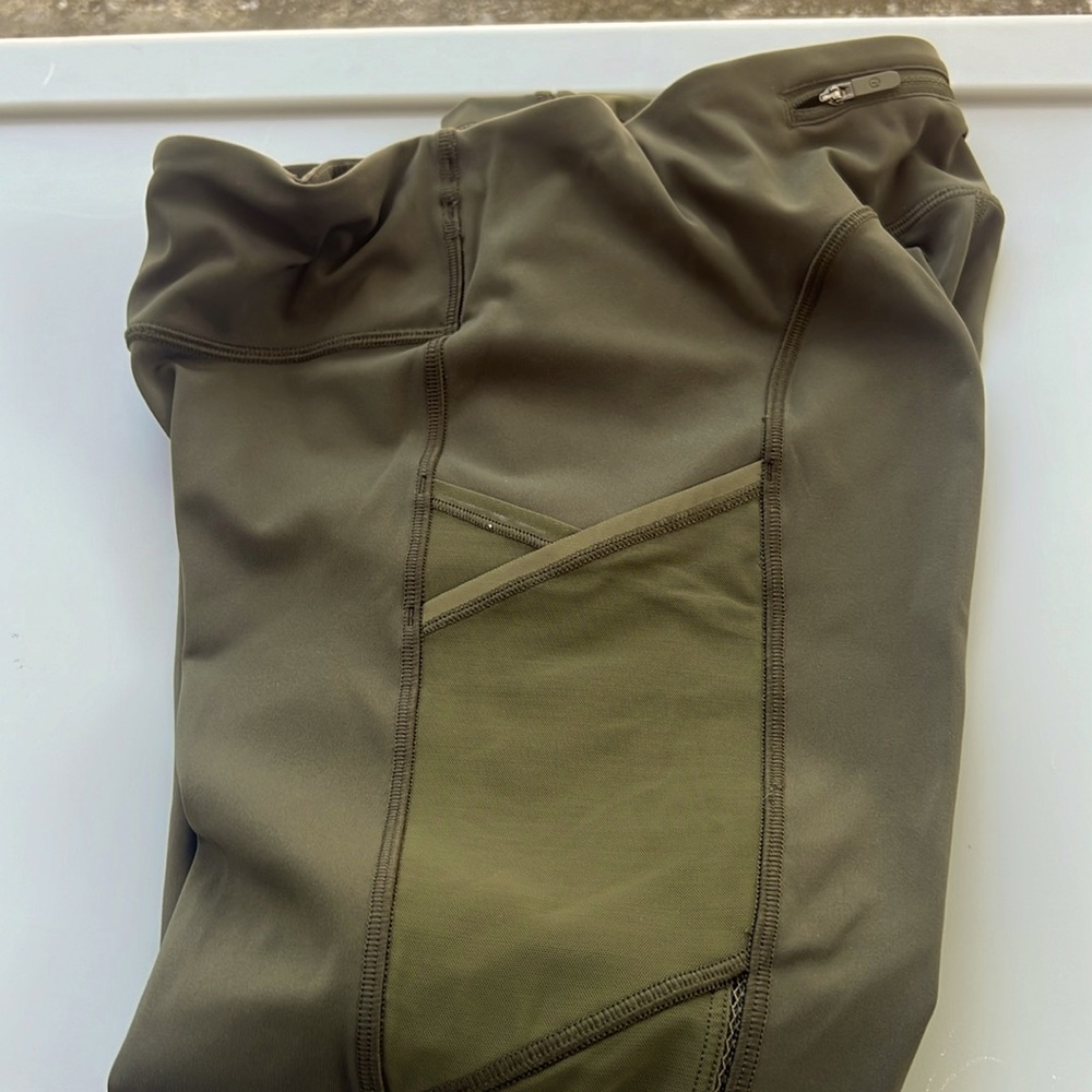 Lululemon Speed Up Crop *High Mesh 21"
Camo Green